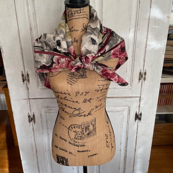 Women's 34" Square Floral Design Polyester Scarf Made In Italy - Picture 4 of 13